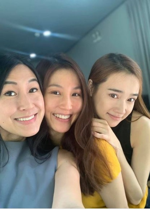 Diễm My 9X đọ mặt mộc với Nhã Phương và Kathy Uyên. Cả ba còn công khai ảnh chụp không chỉnh sửa. Ảnh: Dân Trí