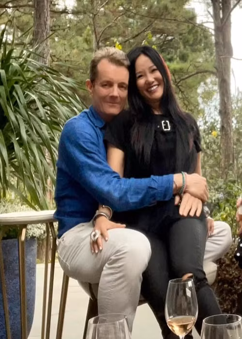 Năm 2020, Hồng Nhung có bạn trai mới. Nửa kia của nữ ca sĩ là kiến trúc sư người Đức Gerhard Heusch.