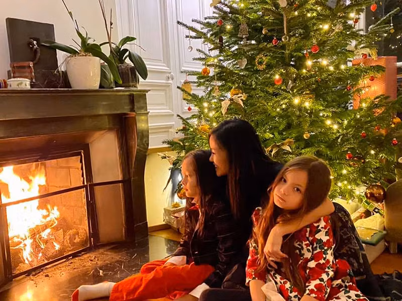 “Cô Bống” cho biết, ba mẹ con cô sống ở chung cư rất gần chỗ ông bà ngoại. Mỗi ngày, ông ngoại của Tôm và Tép đều đi bộ sang để dạy cho hai cháu học đọc, học viết, giáo dục các cháu về đạo đức, lịch sử, cách ứng xử của người Việt.