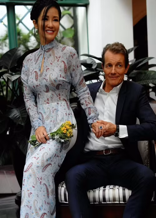 Bạn trai của Hồng Nhung sinh năm 1962, biết 5 thứ tiếng, mê nhiếp ảnh, giỏi thể thao (chơi polo bán chuyên nghiệp, trượt tuyết, tennis, bơi, đua xe thể thao, yoga).