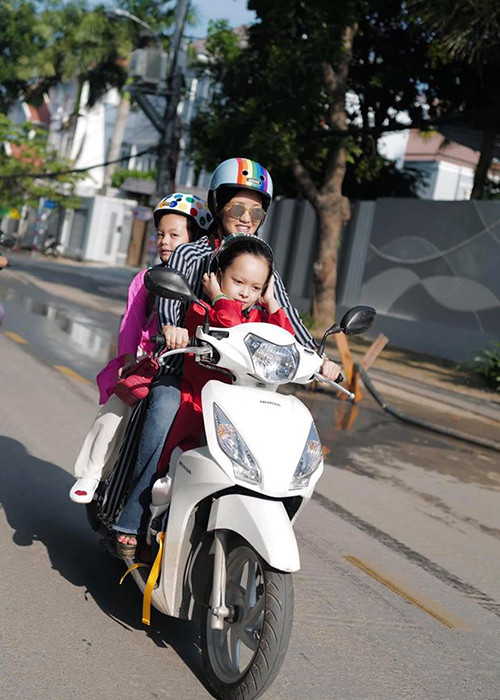 Hồng Nhung vừa chăm con vừa đi hát. Có thời gian, do làm việc quá sức, nữ ca sĩ bị sút 4-5 kg.