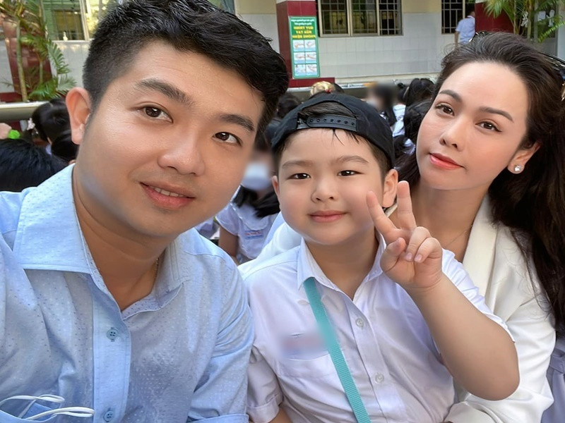 Suốt mấy năm, Nhật Kim Anh và chồng cũ không tìm được tiếng nói chung, phải đưa nhau ra tòa, kiện tụng. Theo Gia đình Việt Nam, chỉ đến khi, trong một lần Nhật Kim Anh facetime với con, doanh nhân Bửu Lộc giành điện thoại để tranh luận về chuyện học hành của con. Chứng kiến cảnh ấy, con trai Nhật Kim Anh hét lên: "Ba mẹ đừng có giành con nữa, con mệt lắm rồi". Ảnh: FBNV