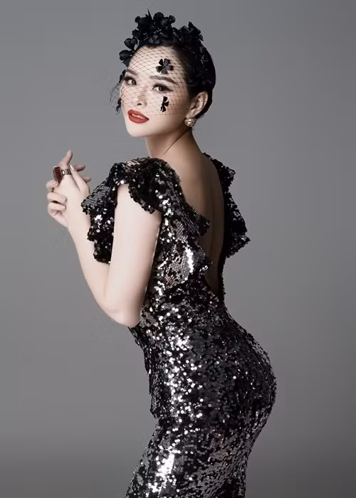 Lại Hương Thảo cho rằng chồng cũ phá vỡ thỏa thuận nuôi con vì con trai của hai người mới chỉ hơn 3 tuổi. Chân dài nhiều lần gửi tin nhắn cho chồng cũ để tìm tiếng nói chung nhưng không thành công buộc cô phải lên tiếng và khởi kiện để giành lại quyền nuôi con. Sau đó, ồn ào giữa Lại Hương Thảo và chồng cũ nhanh chóng lắng xuống khi người trong cuộc không tiếp tục lên tiếng. Ảnh: VTC