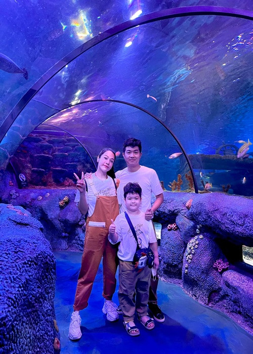 Con trai Nhật Kim Anh hiện tại vẫn sống cùng bố. Nhật Kim Anh cho biết, cô và chồng cũ giờ như bạn bè. Cả hai sắp xếp thời gian đưa con đi chơi nước ngoài, cùng tổ chức sinh nhật cho con. Ảnh: FBNV