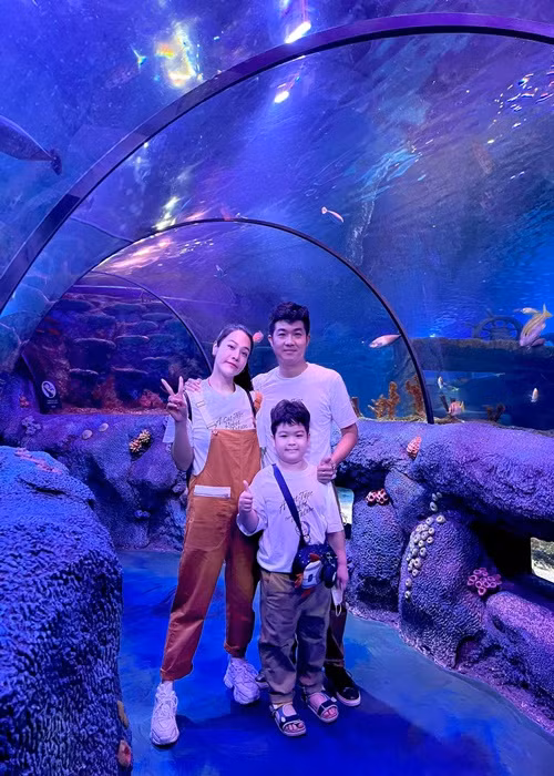 Con trai Nhật Kim Anh hiện tại vẫn sống cùng bố. Nhật Kim Anh cho biết, cô và chồng cũ giờ như bạn bè. Cả hai sắp xếp thời gian đưa con đi chơi nước ngoài, cùng tổ chức sinh nhật cho con. Ảnh: FBNV