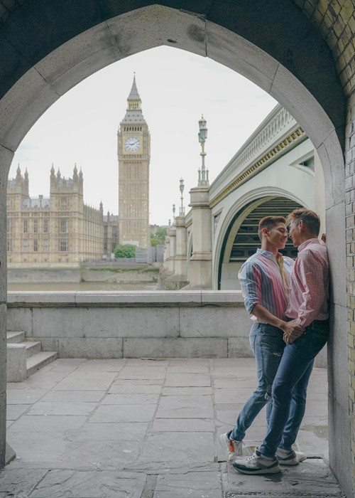 Trong cuộc phỏng vấn với Người lao động, Hồ Vĩnh Khoa chia sẻ cuộc sống của anh bên người bạn đời: "Công việc của tôi không quá bận, chỉ làm nửa ngày và chủ yếu xử lý ảnh tại nhà. Rhonee là huấn luyện viên thể thao, thường tập cùng khách theo lịch của họ. Lúc anh ấy đi làm thì tôi tha thẩn dọn dẹp hoặc làm vài việc vặt. Chúng tôi không nấu ăn mà dùng bữa ở ngoài. Một ngày làm việc khiến cả hai mệt tới mức chẳng thiết bày vẽ. Sau đó là trò chuyện, xem phim hoặc nghe nhạc. Hai đứa nằm dài trên sofa tâm sự cùng nhau cho đến khi chìm vào giấc ngủ".