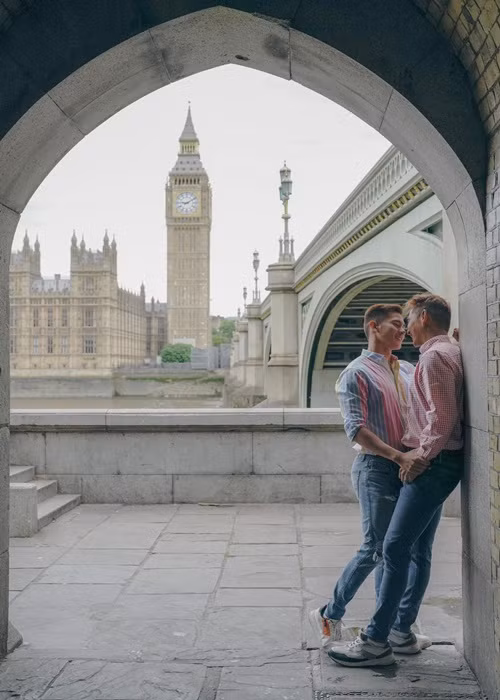 Trong cuộc phỏng vấn với Người lao động, Hồ Vĩnh Khoa chia sẻ cuộc sống của anh bên người bạn đời: "Công việc của tôi không quá bận, chỉ làm nửa ngày và chủ yếu xử lý ảnh tại nhà. Rhonee là huấn luyện viên thể thao, thường tập cùng khách theo lịch của họ. Lúc anh ấy đi làm thì tôi tha thẩn dọn dẹp hoặc làm vài việc vặt. Chúng tôi không nấu ăn mà dùng bữa ở ngoài. Một ngày làm việc khiến cả hai mệt tới mức chẳng thiết bày vẽ. Sau đó là trò chuyện, xem phim hoặc nghe nhạc. Hai đứa nằm dài trên sofa tâm sự cùng nhau cho đến khi chìm vào giấc ngủ".