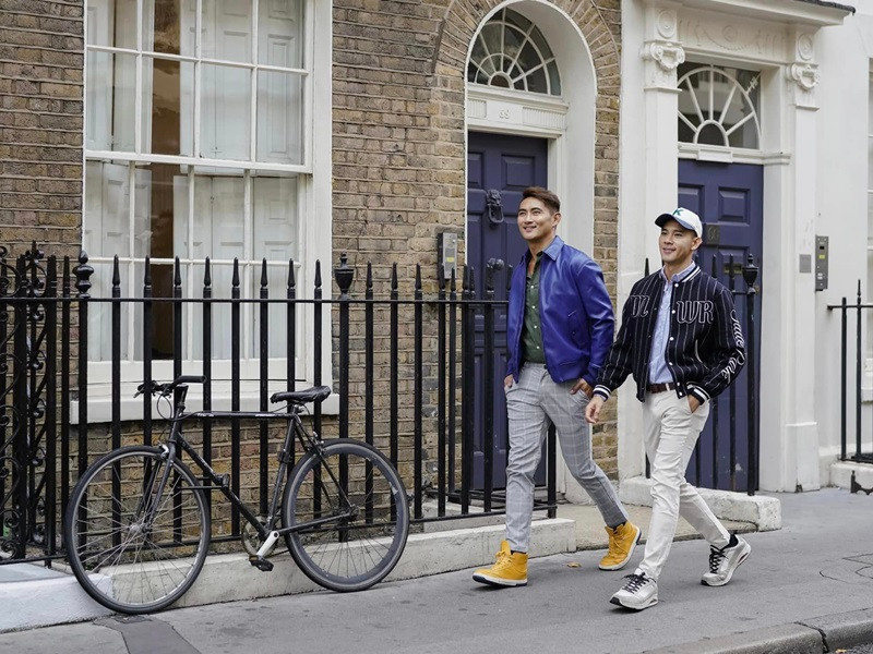 Hồ Vĩnh Khoa thích cách người bạn đời nhìn anh. Đó là ánh mắt đắm say, dịu dàng và pha chút tinh nghịch.