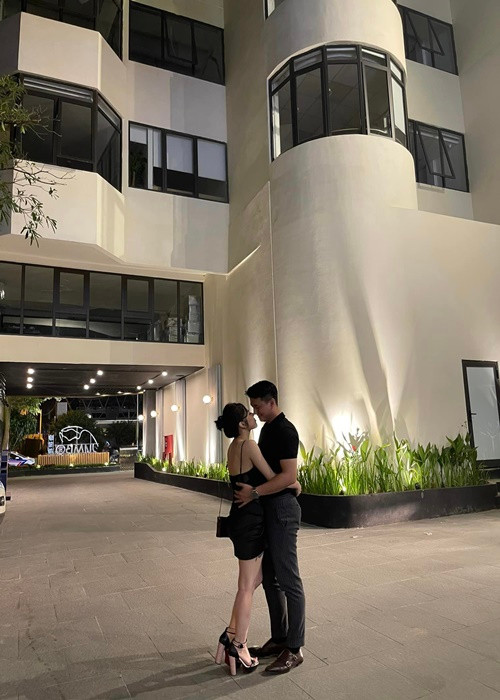 Huỳnh Anh luôn bênh vực Bạch Lan Phương trước những ý kiến trái chiều về gương mặt của bạn gái hơn tuổi.