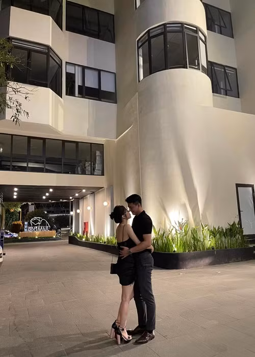 Huỳnh Anh luôn bênh vực Bạch Lan Phương trước những ý kiến trái chiều về gương mặt của bạn gái hơn tuổi.