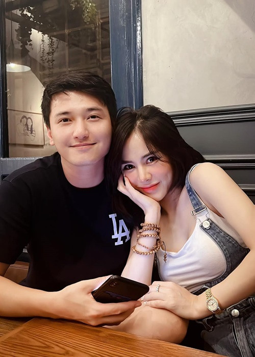 Nữ MC bị soi về nhan sắc kể từ khi yêu diễn viên Huỳnh Anh.