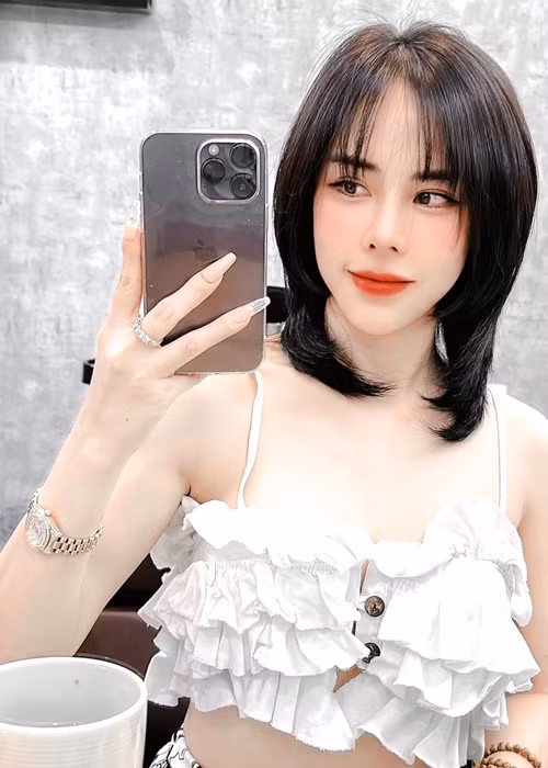 Bạch Lan Phương thừa nhận nâng mũi và nhấn mí. Trong khi đó, đối mặt với tin đồn sửa cằm, bạn gái Huỳnh Anh phủ nhận.