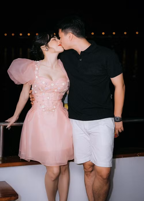 "Ngày xưa bạn có xem chương trình đấu giá ở đài Hà Nội không? Phương làm MC chương trình đó, lúc đấy có sửa gì đâu nhưng vẫn xinh mà. Mà theo quan điểm của mình vẻ đẹp phải đi cùng sự duyên dáng và trí tuệ nữa mới được. Xinh mà suốt ngày linh tinh thì không được", Huỳnh Anh đáp trả khi một cư dân mạng chê nhan sắc đã qua dao kéo của Bạch Lan Phương.