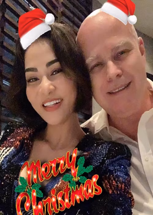 Thu Minh tiết lộ phản ứng của doanh nhân Otto: “Anh nhìn tôi một hồi rồi rớt nước mắt bảo: "Ngày mai, anh sẽ đặt vé máy bay sang bên Mỹ để đón bé về, không thể để con em cho người khác trông và sống xa như vậy được. Về đây, nó sẽ là con của mình và anh sẽ chăm sóc mẹ con em đàng hoàng". Anh ấy nói thêm, chắc hẳn tôi đã rất cô đơn vì phải giấu bí mật này suốt một thời gian dài”.