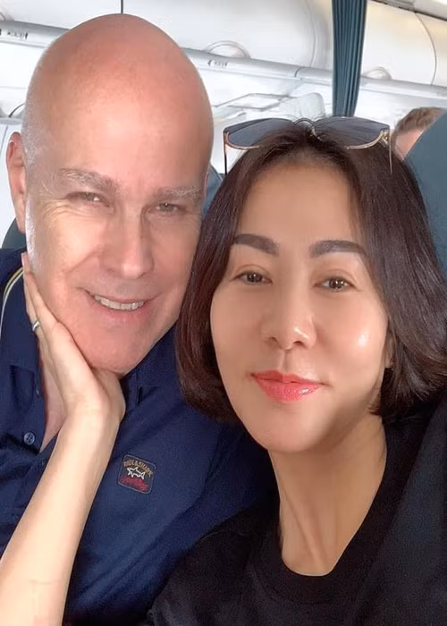 Giọng ca "Đường cong" kể, sau khi đăng quang cuộc thi Bước nhảy hoàn vũ, cô có chụp hình ảnh đang bế một em bé sơ sinh và bị dư luận đồn ầm lên là cô mới sinh con. Nhưng thực tế đó là con của chị Thu Minh bên Mỹ, và cô đã nhận bé làm con nuôi. Thu Minh đã lấy tấm hình đó ra và nói với chồng rằng: "Trước khi chúng mình quyết định lấy nhau, em có chuyện này không muốn giấu anh, để anh biết tình trạng của em hiện giờ là như vậy thì anh có chấp nhận lấy em không?".