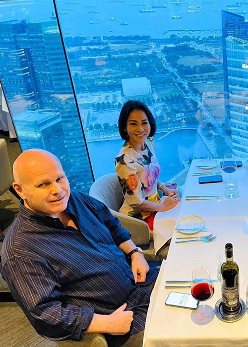 Đến trưa, Thu Minh ăn trưa với chồng. Khi chồng đi làm, cô lại tiếp tục làm một số công việc, cập nhật thêm tin tức, họp hành với ê-kíp hai đầu Việt Nam - Singapore, chuẩn bị cho những dự án mới. Nếu rảnh rỗi, cô sẽ xem phim. Sau khi con đi học về thì hai mẹ con lại cùng chơi với nhau. Những ngày không có công việc, không phải họp hành thì Thu Minh sẽ ra ngoài, đi bộ, mua thực phẩm. Có thể nói, cuộc sống của Thu Minh ở nước ngoài là người vợ, người mẹ đích thực.