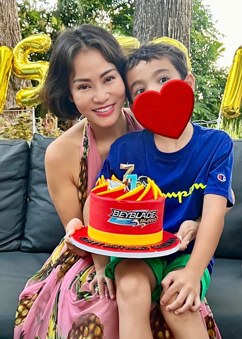 Thu Minh từng chia sẻ, cô muốn sinh con thứ 2 vì bé Gấu đã lớn. Tuy nhiên, ông xã Thu Minh sợ cha già con cọc. "Anh nói rằng khi Gấu 23 tuổi thì anh đã 82 tuổi. Lúc đó con mình nó vào đời, sẽ có những vấp ngã và cần mình ở đó để chia sẻ, đồng hành. Anh ấy sợ anh không làm được điều đó, anh không an tâm. Anh ấy không muốn có thêm đứa nữa, với anh như thế là đủ", nữ ca sĩ tâm sự trên Thời đại plus.