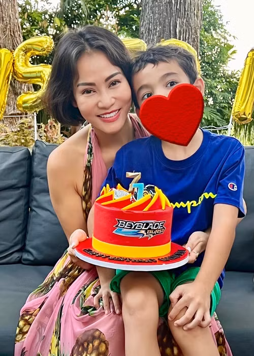 Thu Minh từng chia sẻ, cô muốn sinh con thứ 2 vì bé Gấu đã lớn. Tuy nhiên, ông xã Thu Minh sợ cha già con cọc. "Anh nói rằng khi Gấu 23 tuổi thì anh đã 82 tuổi. Lúc đó con mình nó vào đời, sẽ có những vấp ngã và cần mình ở đó để chia sẻ, đồng hành. Anh ấy sợ anh không làm được điều đó, anh không an tâm. Anh ấy không muốn có thêm đứa nữa, với anh như thế là đủ", nữ ca sĩ tâm sự trên Thời đại plus.