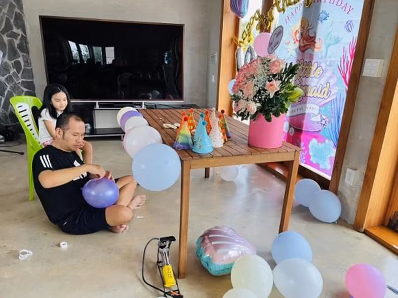 Quang Huy tự tay trang trí tiệc sinh nhật cho con gái đầu lòng. Ảnh: Bảo vệ công lý