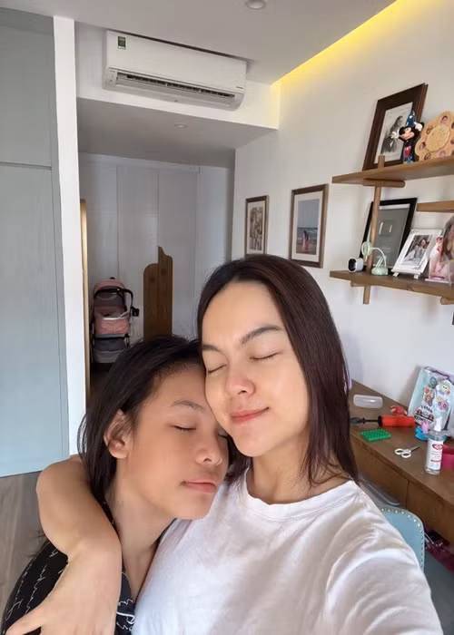 Phạm Quỳnh Anh cũng tâm sự về bé Tuệ Lâm. “Chúc mừng sinh nhật con gái lớn của mẹ! Hành trình 10 năm trôi qua nhanh như một cơn gió. Sẽ mãi là người bạn thân của con, người mà con có thể tin tưởng để chia sẻ mọi thứ trên đời, người mặc chung quần chung áo, xài chung một chai nước hoa, thoa chung một cây son, người ôm hôn tạm biệt chúc ngủ ngon mỗi tối… người hay giận dỗi nhẹ nhưng trên tất cả mỗi lúc con cần gì thì mẹ vẫn luôn ở đây, nhé! Cả nhà yêu chị 2!”, nữ ca sĩ viết. Ảnh: FBNV