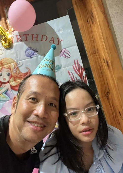 Quang Huy chia sẻ, anh và con gái luôn đồng hành cùng nhau. "Bố làm phim, con ra set đeo bộ đàm chạy lăng xăng phụ bố. Bố đến công ty, con đeo thẻ nhân viên phụ bố in hồ sơ quét dọn văn phòng. Bố thích nhà vườn nông thôn, con đi chân đất phụ bố vun đất tưới cây. Bố thích nhậu, con ngồi chung rót rượu cho bố với chú các bác. Bố thích đạp xe chạy bộ, con cũng xỏ giày theo ủng hộ bố. Bố rủ đi xe lửa nó cũng lọ mọ xách vali lên tàu cả 2 bố con cùng lần đầu trải nghiệm đường sắt. Ngày bố khóc chạy xe như bay về bên ông nội lần cuối, nó ngồi bên cạnh quấn chặt tay vào ngón tay của bố. Nó xem tất tần tận những gì bố làm ra phim ảnh âm nhạc xô chậu rồi nhận xét không chừa chỗ nào", ông bầu viết. Ảnh: Bảo vệ công lý