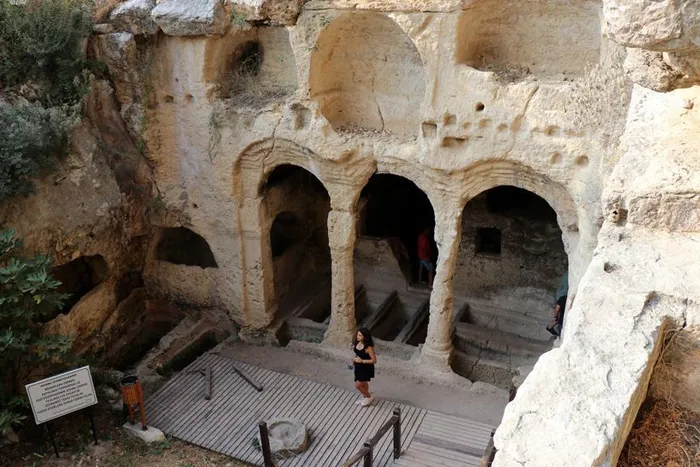 Đường hầm Vespasianus được đào xuyên qua lòng núi để dẫn nước lũ, do thành phố thường xuyên bị đe dọa bởi nước lũ đến từ những ngọn núi lân cận