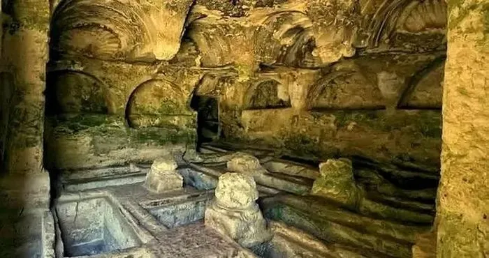 Một số chữ khắc trên đá trong đường hầm cho thấy quá trình xây dựng đường hầm bắt đầu dưới thời kỳ trị vì của Vespasianus, vào nửa sau thế kỷ 1 và hoàn thành vào thời vua Antonius Pius ở thế kỷ 2