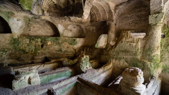 Hệ thống chuyển hướng nước lũ này được xây dựa trên nguyên tắc chặn mặt trước của lòng sông bằng tấm che và chuyển nước qua mạng lưới kênh đào và đường hầm nhân tạo