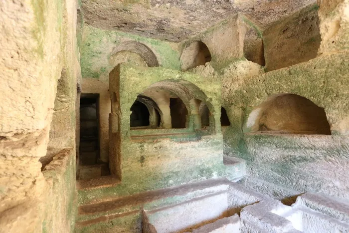 Đường hầm Titus được thiết kế bởi các kỹ sư trong quân đoàn La Mã và do binh lính, thủy thủ cùng tù nhân xây dựng