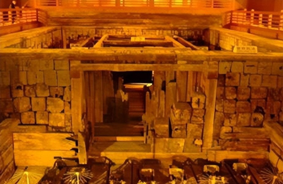 Kết quả cho thấy một cung điện ngầm lớn dưới gò lăng, bao gồm ngôi mộ của Tần Thủy Hoàng và 4 ngôi mộ phụ. Ngoài ra, phát hiện còn có mái vòm trên lăng khảm ngọc trai và hồ thủy ngân dưới lăng.