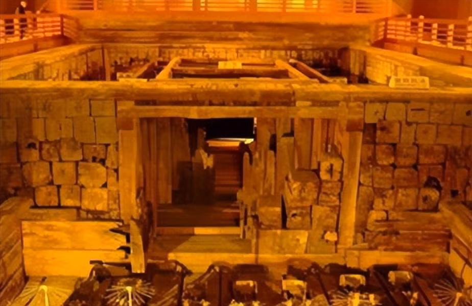 Kết quả cho thấy một cung điện ngầm lớn dưới gò lăng, bao gồm ngôi mộ của Tần Thủy Hoàng và 4 ngôi mộ phụ. Ngoài ra, phát hiện còn có mái vòm trên lăng khảm ngọc trai và hồ thủy ngân dưới lăng.