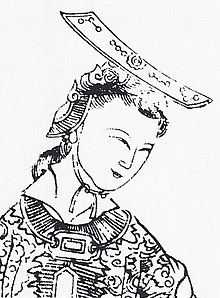 Có giả thiết cho rằng, bà nhập cung ở tuổi 14 và được nuôi dưỡng đầy đủ, dẫn đến việc phát triển chiều cao.