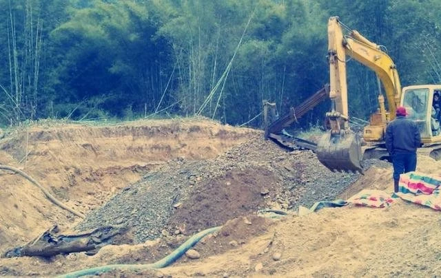 Một cựu chiến binh tại làng Cố Tường, Trung Quốc, đào móng xây nhà và phát hiện một lu nước chứa 19 báu vật bằng vàng và bạc.