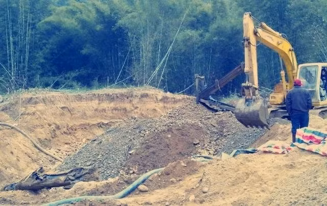 Một cựu chiến binh tại làng Cố Tường, Trung Quốc, đào móng xây nhà và phát hiện một lu nước chứa 19 báu vật bằng vàng và bạc.