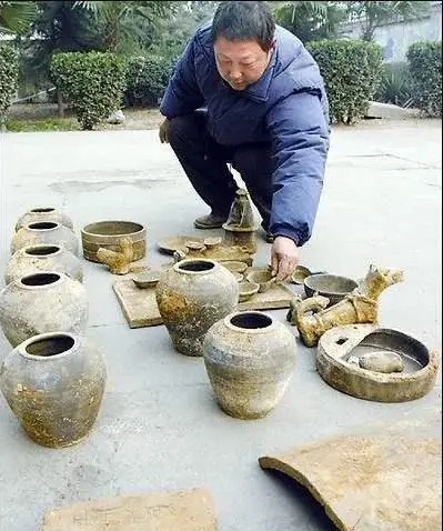 Thực hiện trách nhiệm công dân, ông từ chối bán và giao nộp chúng cho các chuyên gia để nghiên cứu và bảo tồn.