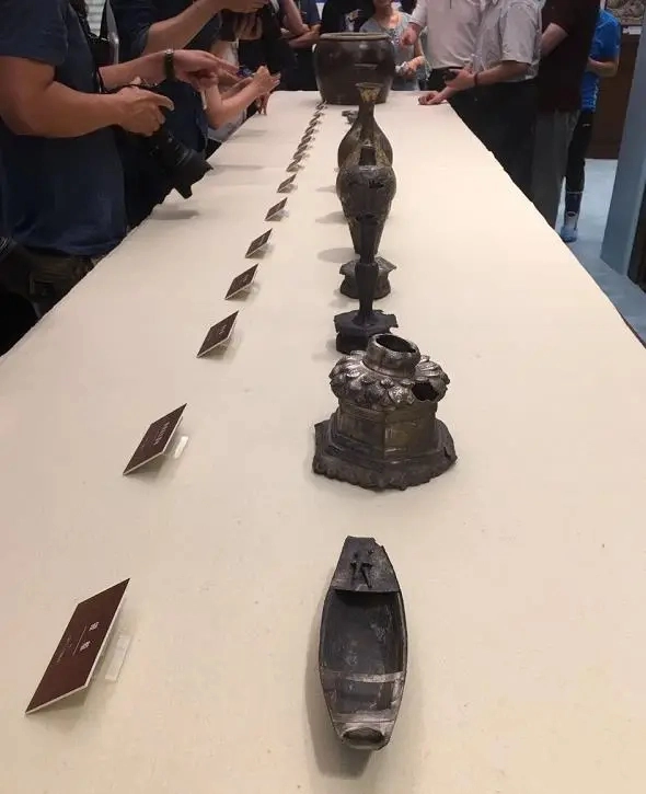 Ông Hà, cựu chiến binh, phát hiện lu nước chứa các vật báu và quyết định giao nộp chúng cho chính quyền. Cảnh sát phong tỏa hiện trường để bảo vệ di vật.