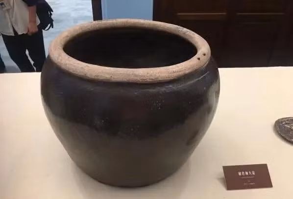 Luật pháp Trung Quốc yêu cầu giao nộp các di vật văn hóa phát hiện được cho nhà nước, nhưng nhiều người vẫn giấu vì lợi ích cá nhân. Hành vi này không hợp pháp trừ khi di vật đã được truyền lại hoặc mua bán hợp lệ.