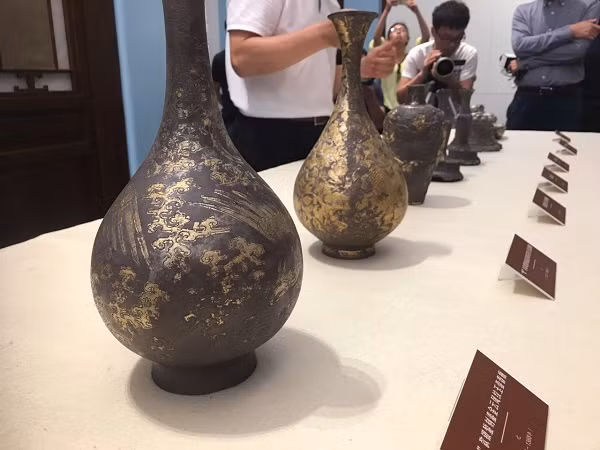 Sau khi kiểm định, 19 món báu vật trong lu là những di vật văn hóa từ thời nhà Nguyên, có giá trị kinh tế và nghiên cứu lớn. Ông Hà được các chuyên gia và chính quyền đánh giá cao và được trao thưởng vì hành động tốt của mình.