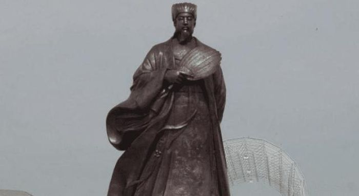  Gia Cát Lượng đã gắn bó với Lưu Bị, thành lập nhà Thục Hán và đóng vai trò quan trọng trong thời kỳ Tam Quốc.