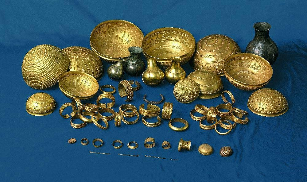 Sắt ngoài hành tinh có hàm lượng niken cao hơn so với sắt khai thác từ Trái Đất, và trong thời đại cổ đại, việc nhặt những vật liệu hiếm từ thiên thạch được coi là quý giá và được ưa chuộng.