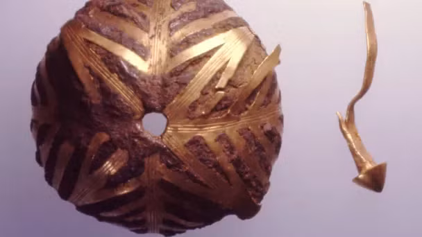 Các phân tích cho thấy hai món đồ - một vật thể hình bán cầu và một chiếc vòng tay - bị gỉ sét, không phải vàng, mà là sắt.