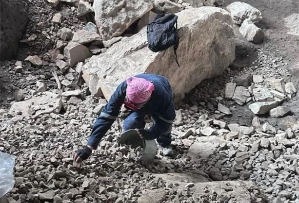 Hài cốt được chôn cất bằng những hạt làm từ vỏ sò nước ngọt, có nguồn gốc cách 186 dặm (300 km) về phía đông hướng tới Vịnh Mexico.