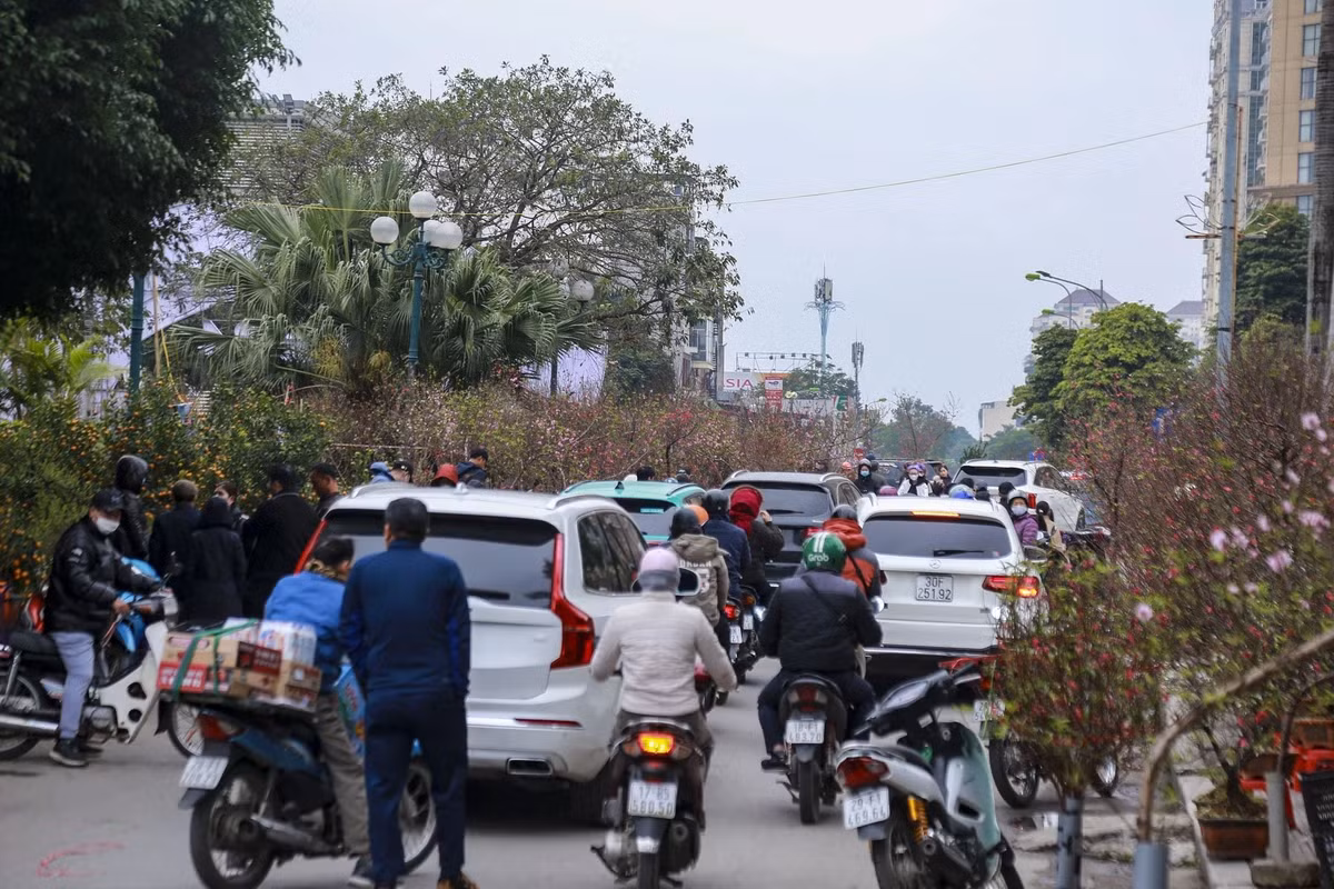 Chỉ còn vài ngày nữa là đến Tết Nguyên đán 2024, đường phố Hà Nội tấp nập người qua lại, đặc biệt là tại các chợ hoa.