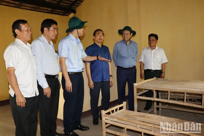 Du khách tham quan bên trong ngôi nhà các phu cao-su sinh sống thời Pháp.