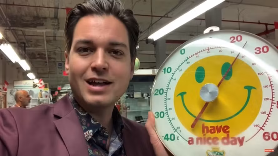 Ngôi nhà chứa hàng loạt đồng xu bạc quý hiếm, tiền từ những năm 1920, ví đựng tiền mặt, thỏi bạc nặng hơn 2 kg, túi hàng hiệu Chanel, Burberry, và Tiffany, cũng như những chiếc nhẫn vàng và kim cương lấp lánh