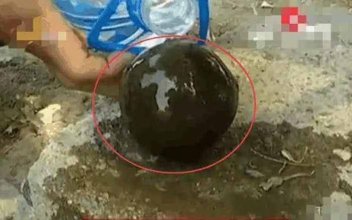 Anh tin rằng viên đá này có giá trị lớn, vì nó được tìm thấy gần mỏ than và có bề mặt nhẵn, phản chiếu ánh sáng.