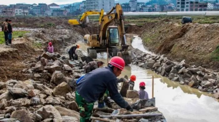 Cảnh sát đã phong tỏa hiện trường và gọi chuyên gia về chất nổ để kiểm tra.