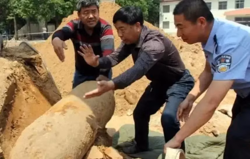 Các chuyên gia xếp hạng lư hương là di vật văn hóa cấp hai tại Trung Quốc.