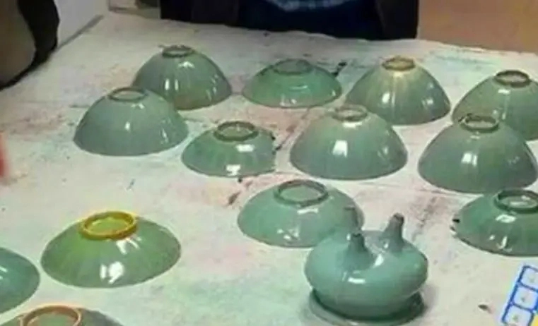 Công trường xây dựng trở thành điểm thăm dò khi các nhà khảo cổ đề xuất nơi đây từng là ngôi chùa, nơi có thể chôn giấu vạc sắt và di vật.