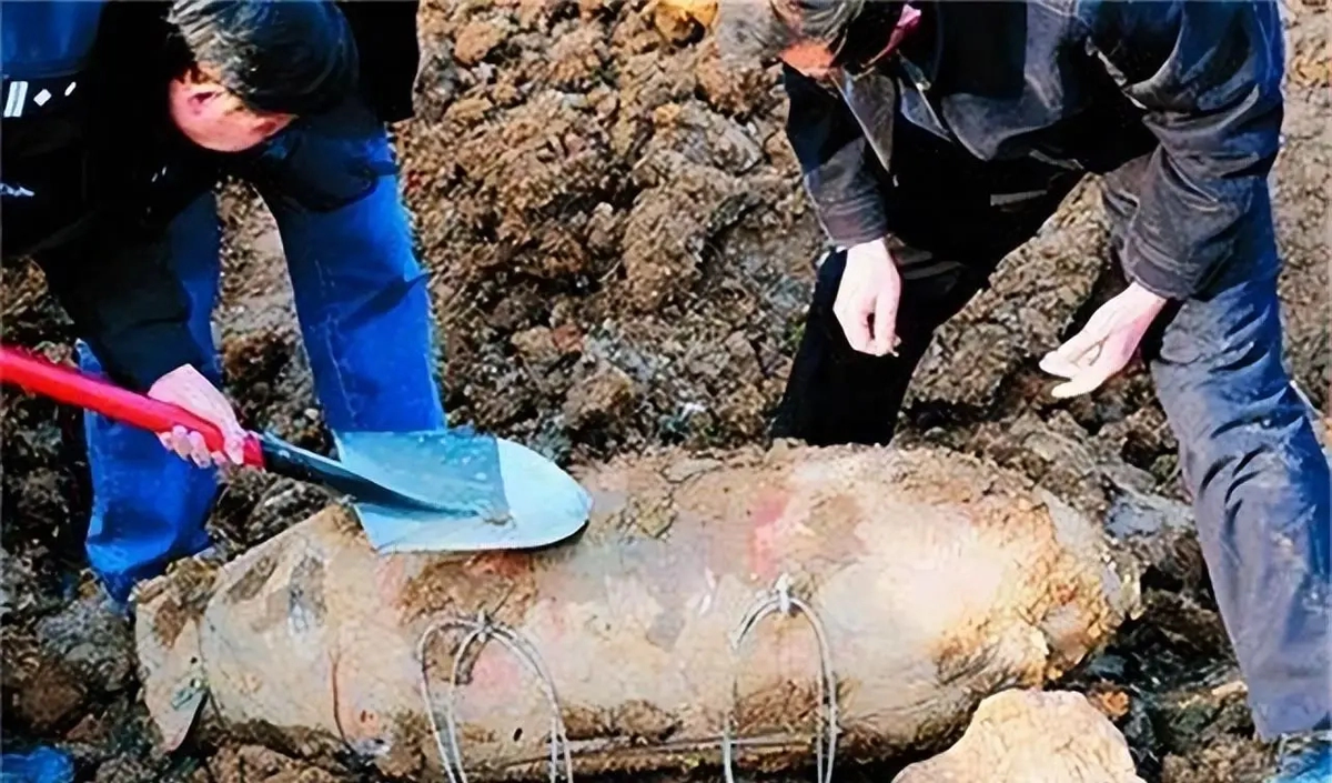 Khi mở ra, bên trong chứa đồ gốm sứ tráng men ngọc từ lò nung Long Tuyền thời Nam Tống, gồm 8 chiếc bát sứ, 8 chiếc đĩa sứ, và một chiếc lư hương.